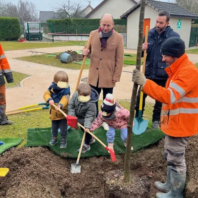 Chevigny-Saint-Sauveur célèbre la plantation de son 3 000ᵉ arbre en...