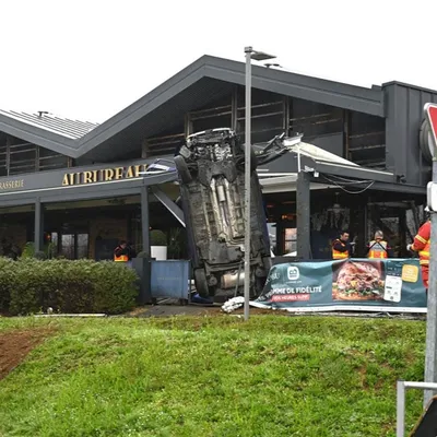 Une voiture finit sa course dans la façade d’un restaurant