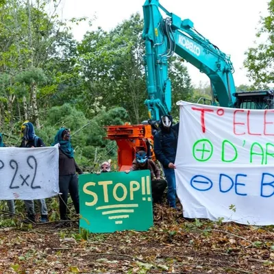 Des militants écologistes bloquent le chantier de la RN 147