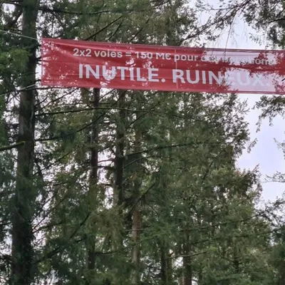 Une installation ‘artistique’ pour dénoncer la mise à 2x2 voies