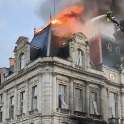 L'hôtel de Ville incendié, des véhicules de police brûlés ...