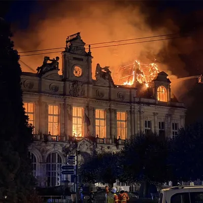 L'hôtel de Ville incendié, des véhicules de police brûlés ...