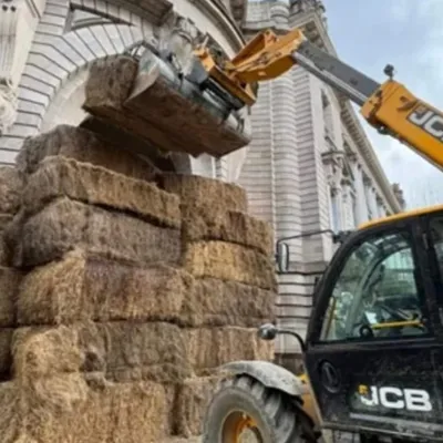 La préfecture de la Haute-Vienne empaillée par les agriculteurs