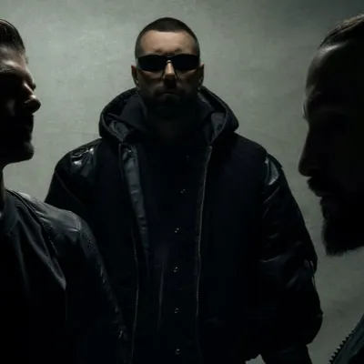 Octobre 2010, Until One, première 'compilation' signée d'une...