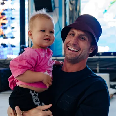 Nouveau bébé, nouveau track et sa première fille sur scène avec...