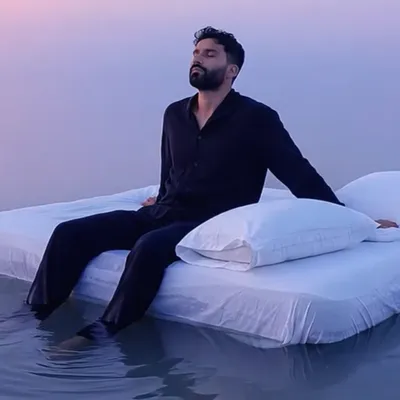 Avec Ghost Town, le nouveau projet musical de R3hab se dessine et...