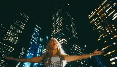 Avec Ravers, Ellie Goulding déclare son amour aux clubs et au monde...