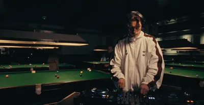 DJ Set de Barry Can't Swim dans un... club de billard, géniale...