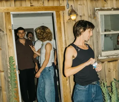 Parcels rend un hommage vibrant à Kavinsky sur scène en Californie