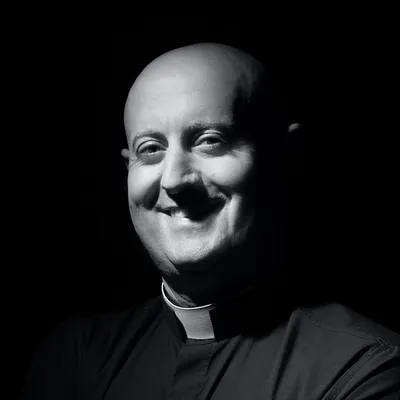 Le prêtre-DJ Padre Guilherme invité d'Antoine Baduel