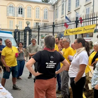 Foix, les agriculteurs déposent symboliquement le bilan