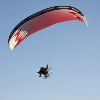 Un paramoteur se retourne à l'aéroport de Roanne-Renaison et fait...
