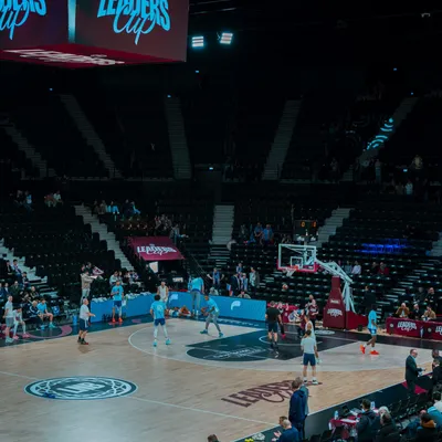 Les joueurs de la Chorale de Roanne en dédicaces au McDonald’s de...