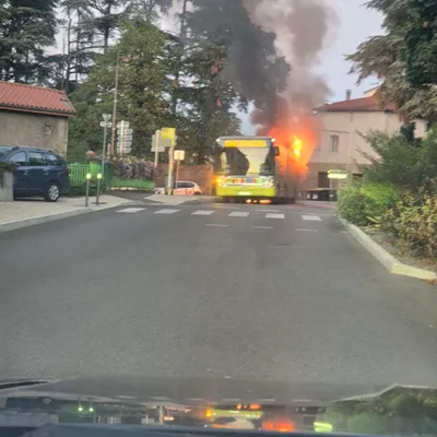 Un bus prend feu à Saint-Jean-Bonnefonds