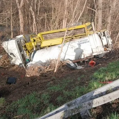 Boisset-lès-Montrond : Un poids lourd traverse le terre-plein...