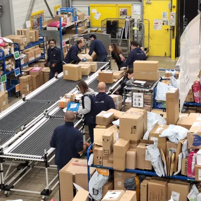 Fêtes de fin d'année : un million de colis distribués par la Poste...