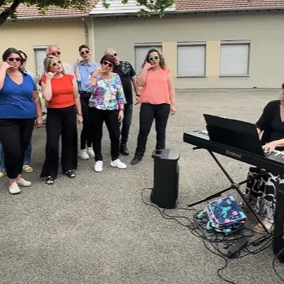Feurs : pour sauver une classe de l'école, les élus... tournent un...