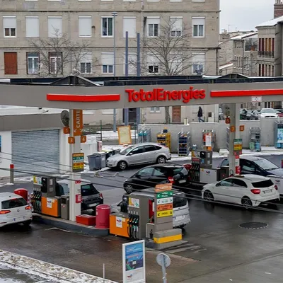 Carburants : jusqu'à 2 euros 10 le litre à Roanne, la flambée se...