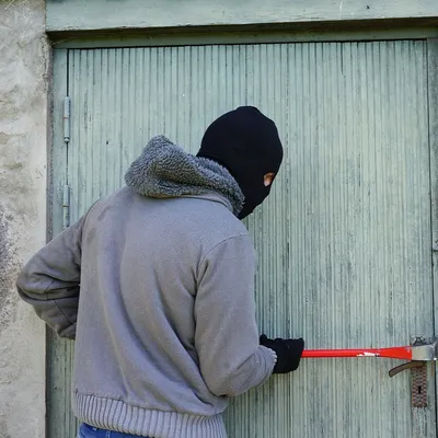 Saint-Etienne : la police interpelle 2 cambrioleurs cachés derrière...