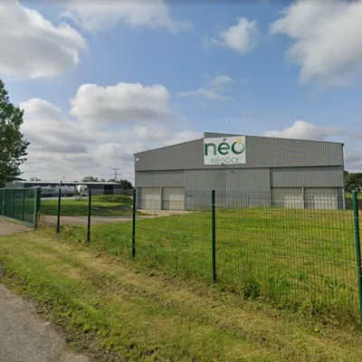 Un entrepôt prend feu à Azincourt, les pompiers toujours en...