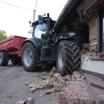 Un tracteur sort de route : une maison complètement détruite