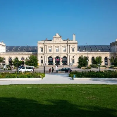 Des travaux en vue sur le parvis de la gare de Reims. 