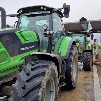 Mobilisation agricole  : les tracteurs aux péages de l'A16 et de l'A26