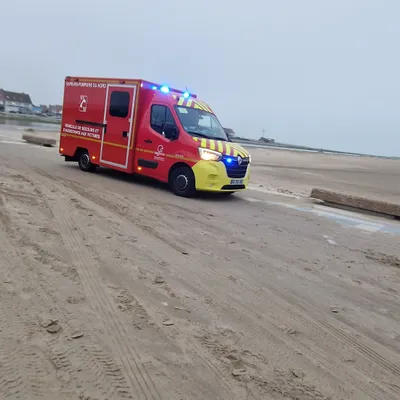 Wissant : une kitesurfeuse, prise dans sa voile, percute un poteau