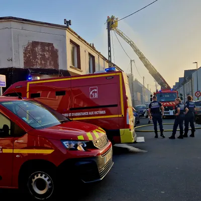 Toiture en feu à Calais : dispositif important de secours sur place