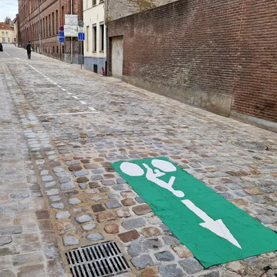 Saint-Omer : 46 000 pavés posés pour remplacer l’enrobé de la rue...