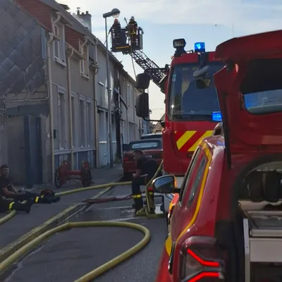 Une maison détruite par les flammes près de l'école...