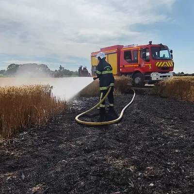 Bouquehault : un feu de chaume dans la soirée, la propagation évitée