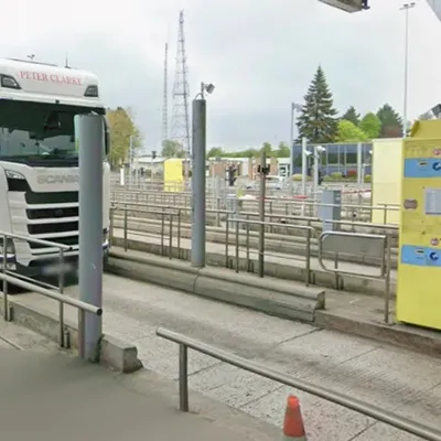 Un homme est mort en tentant de monter sur un camion via le péage...