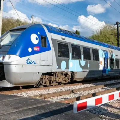 Beaurainville : une voiture se retourne sur un passage à niveau