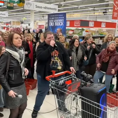 Auchan Longuenesse : plus de 100 choristes surprennent les clients...