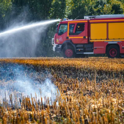 Clairmarais : une moissonneuse s'embrase, le feu se propage sur au...