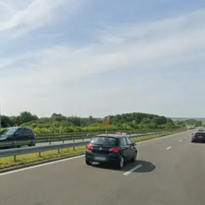 Une voiture en feu sur l'A16, à hauteur de Leubringhen, ce jeudi