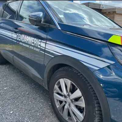 Une voiture suspecte à Drincham...