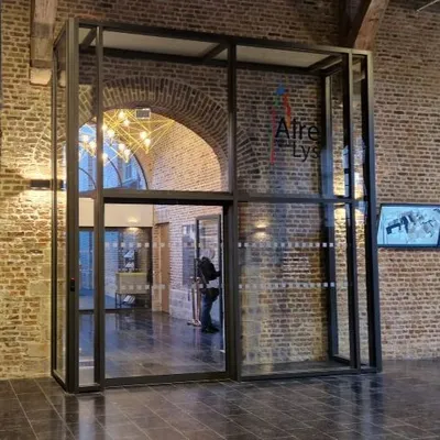 Aire-sur-la-Lys : le rez-de-chaussée de l’hôtel de ville allie...