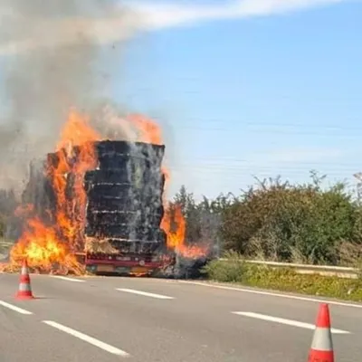 Un camion en feu sur l'A25 dans le sens Lille - Dunkerque