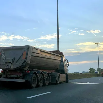 Saint-Folquin : un camion s'encastre dans l'îlot central de l'A16 