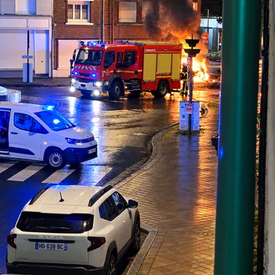 Hazebrouck : une voiture incendiée en pleine nuit, un homme interpellé