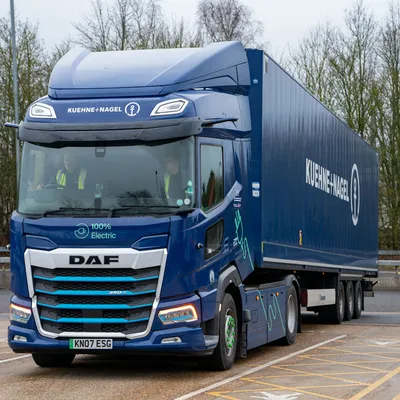 Calais : un premier poids lourd électrique traverse le...