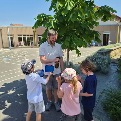 Aération, hydratation et… cours dehors, on combat la chaleur dans...