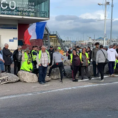 Contre la vie chère, contre le Gouvernement, contre le Président,...
