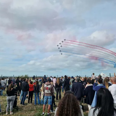 Des étoiles bleu blanc rouge dans le ciel de Marck avec la...