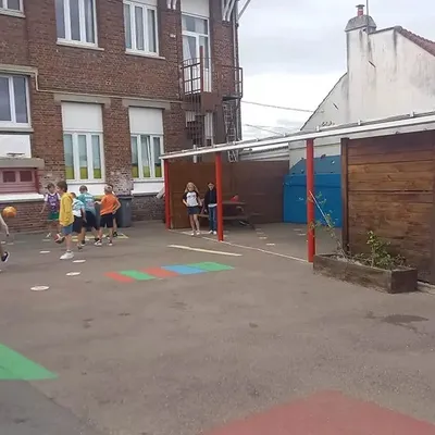 Saint-Omer : des cours plus vertes, un travail un commun vers...