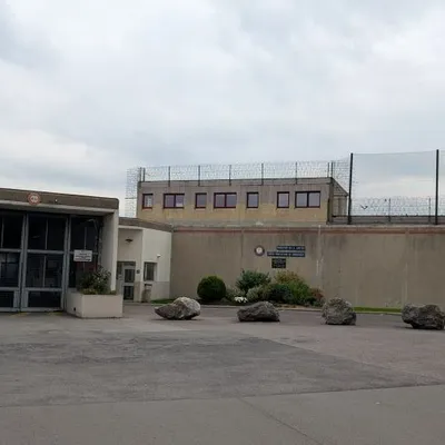 Comment la prison de Longuenesse s’adapte-t-elle aux fortes...