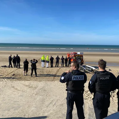 Calais : deux militants britanniques d'extrême droite en garde à vue