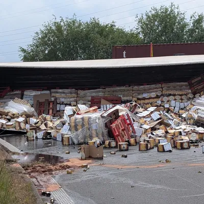 Saint-Martin-lez-Tatinghem : un camion transportant des bières sur...